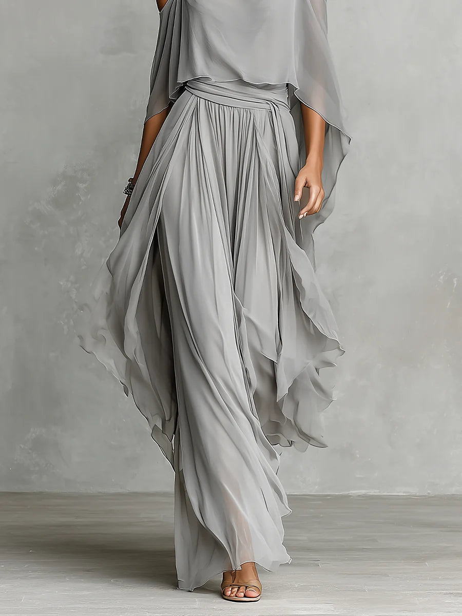 Conjunto gris: top con hombros al aire y capa suelta, y pantalón holgado vaporoso