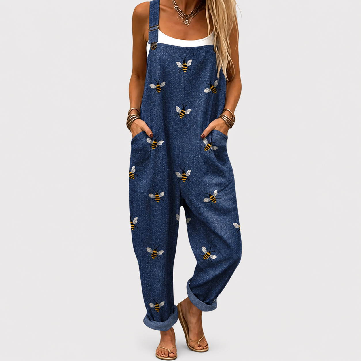 Salopette de mezclilla azul con estampado de abejas y tirantes