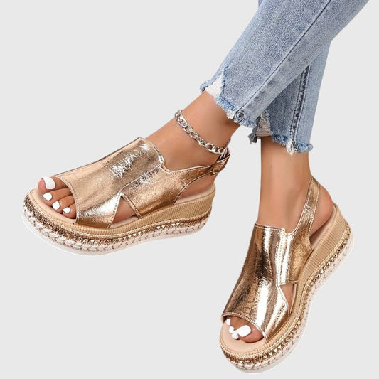 Sandalias ortopédicas doradas de plataforma con tira frontal y estilo cerrado