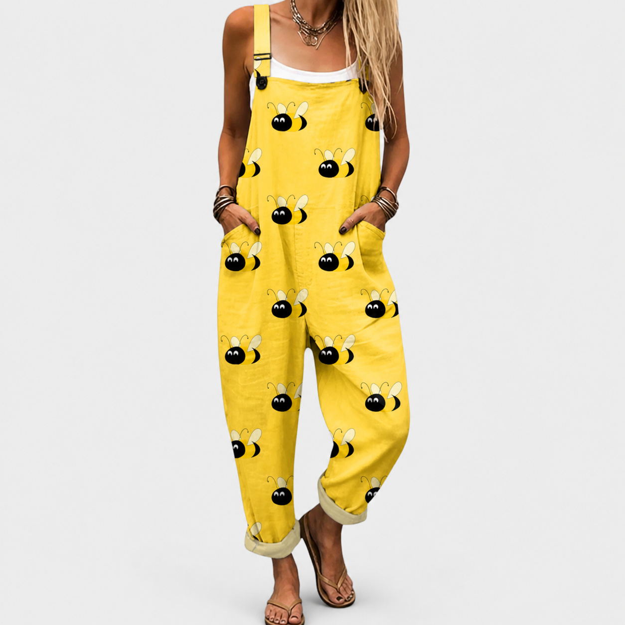 Peto con tirantes amarillo mostaza y estampado de caritas; bolsillo y botones delanteros