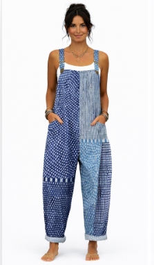 Mono sin mangas azul con estampado, tirantes y peto ajustable, vista frontal completa.
