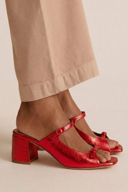 Sandalias de tacón medio en rojo brillante, con tira tipo T y hebilla