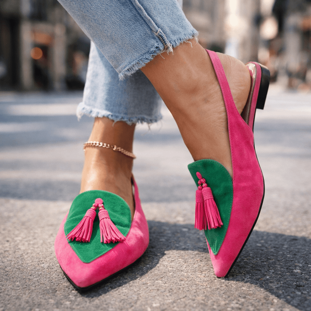 Sandalias de ante fucsia con borlas y panel verde, tiras finas, tacón bajo