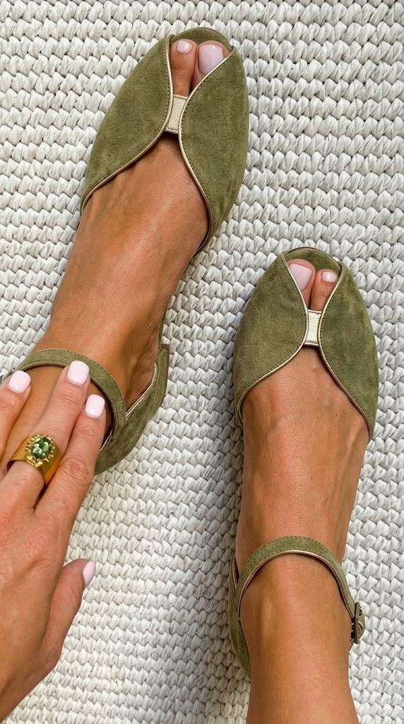 Sandalias elegantes de ante verde oliva con puntera abierta y correa al tobillo