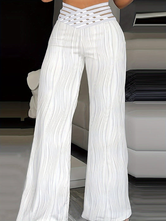 Pantalones blancos de cintura alta cruzados, con rayas verticales onduladas y pierna acampanada