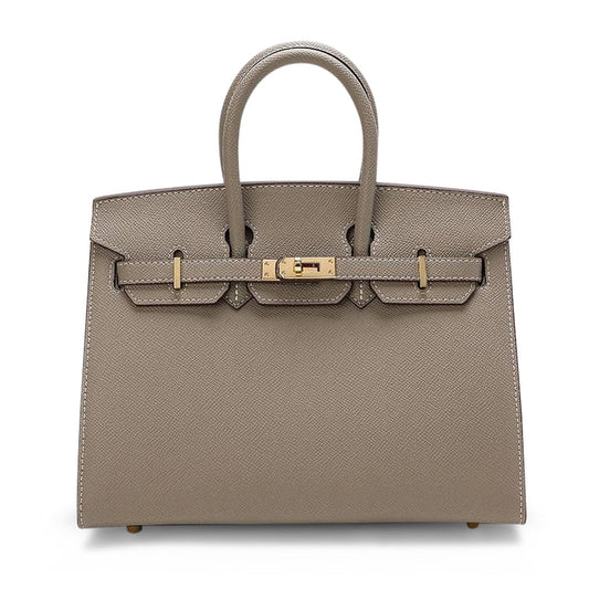 Bolso con reparticiones gris pastel con asa y cierre frontal con hebilla