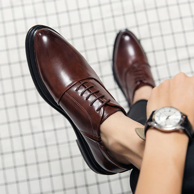 Zapato de vestir marrón de cuero con cordones, usado con reloj