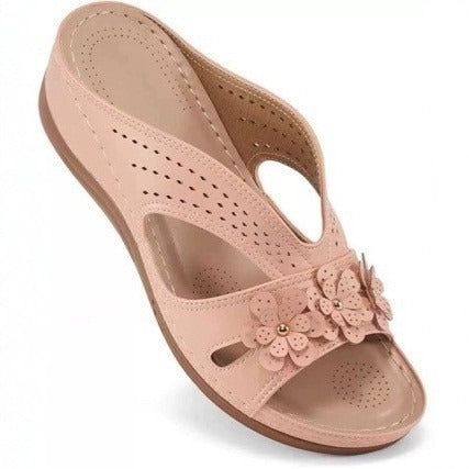 Sandalia cómoda para mujer rosa palo con flor bordada y perforaciones en la plantilla