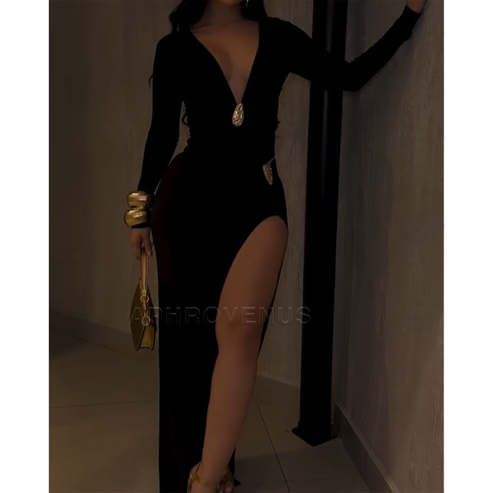 Vestido maxi negro ajustado con escote V profundo, abertura lateral y mangas largas fruncidas