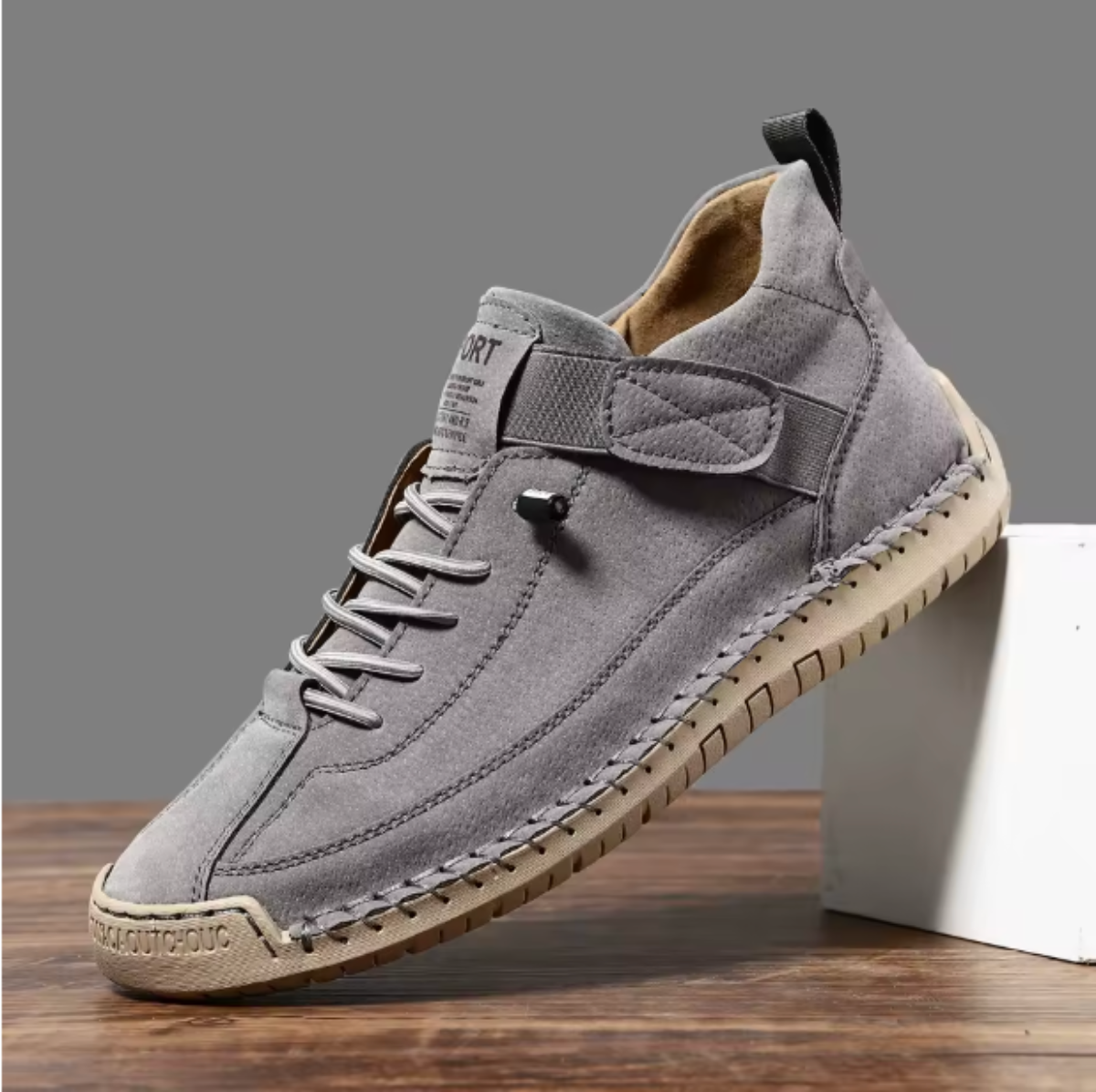 Zapatillas deportivas grises con cordones y tira con velcro, suela beige