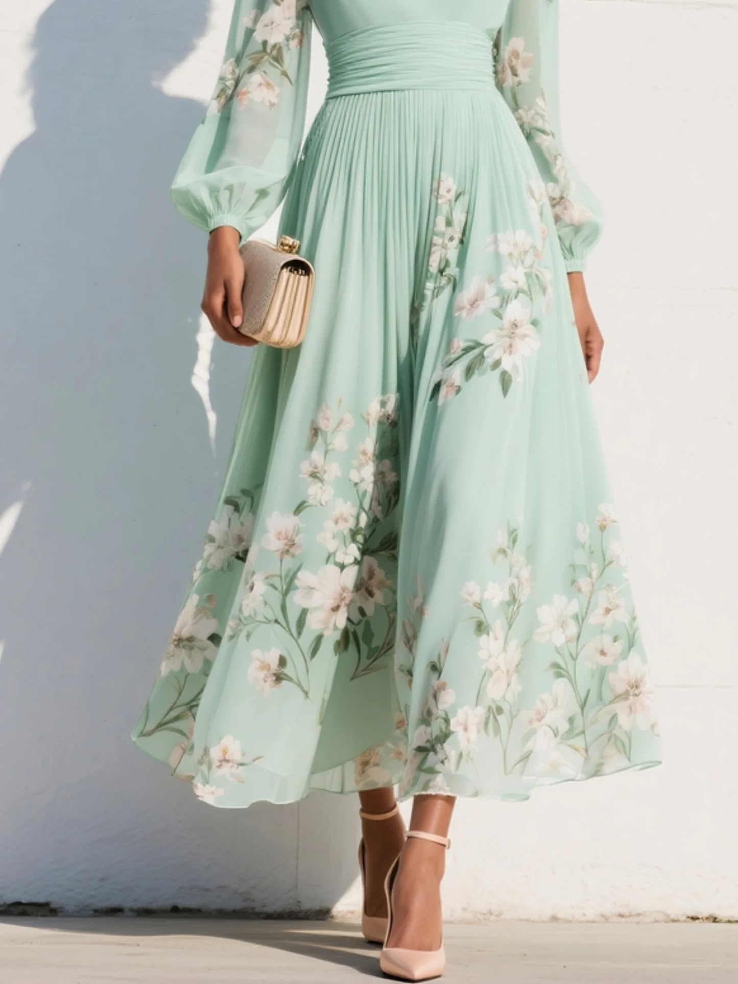 Vestido largo de gasa verde menta con estampado floral y mangas abullonadas.