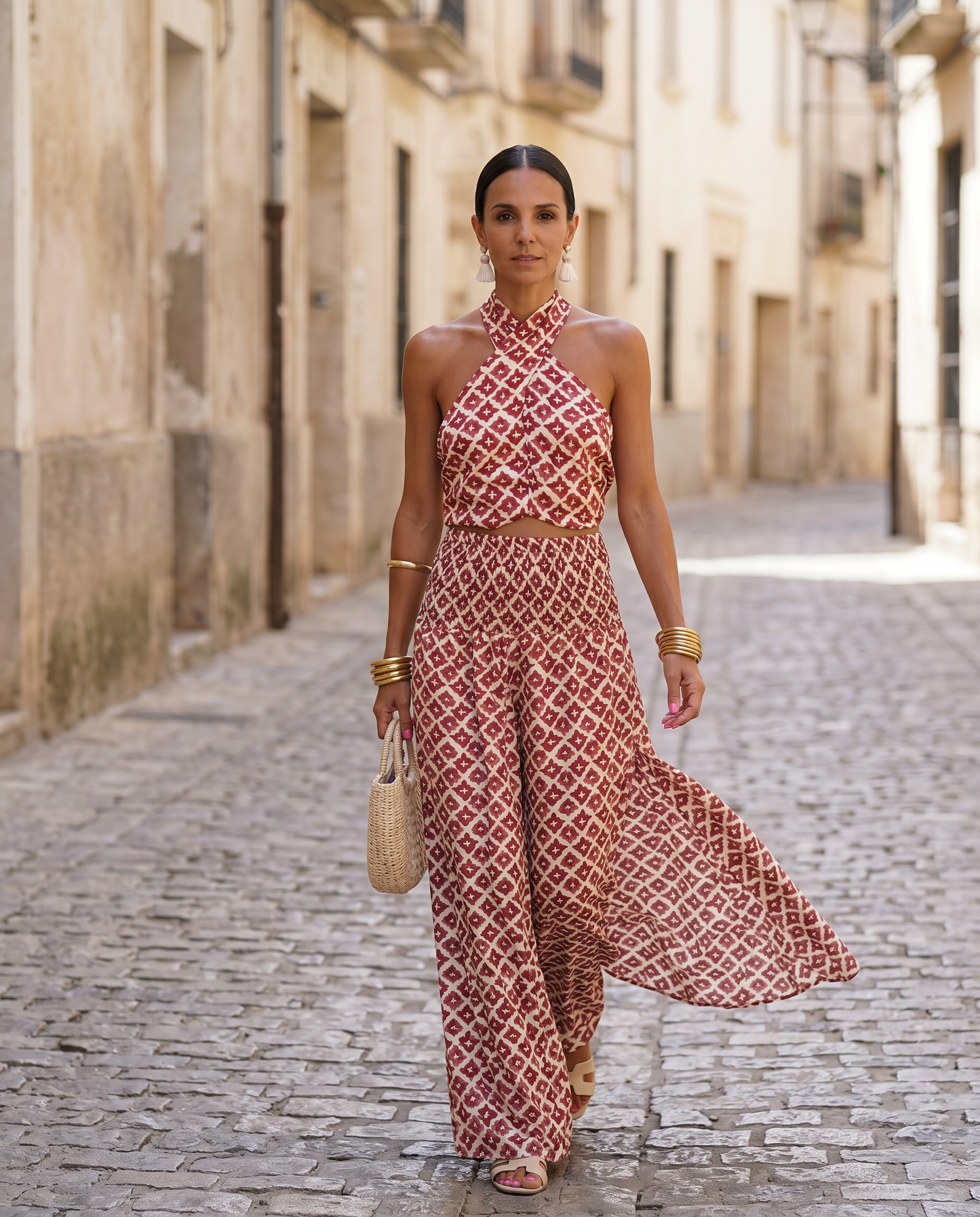Vestido largo sin mangas rojo con escote halter y estampado, abertura en la falda