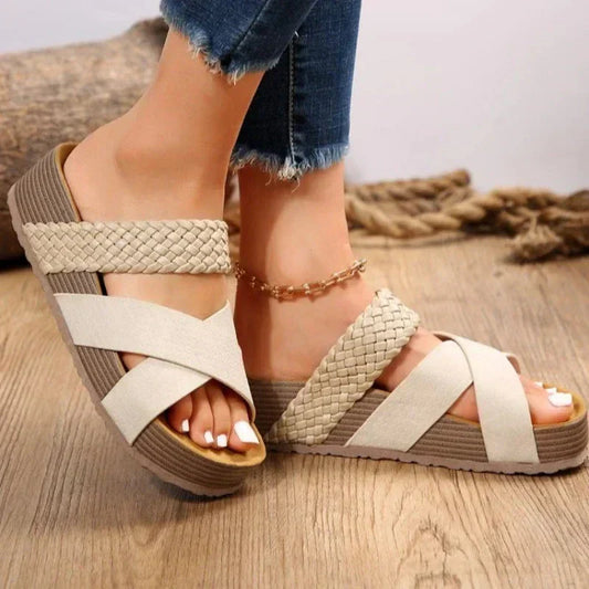 Sandalias ortopédicas blancas con tiras trenzadas y plataforma de cuña