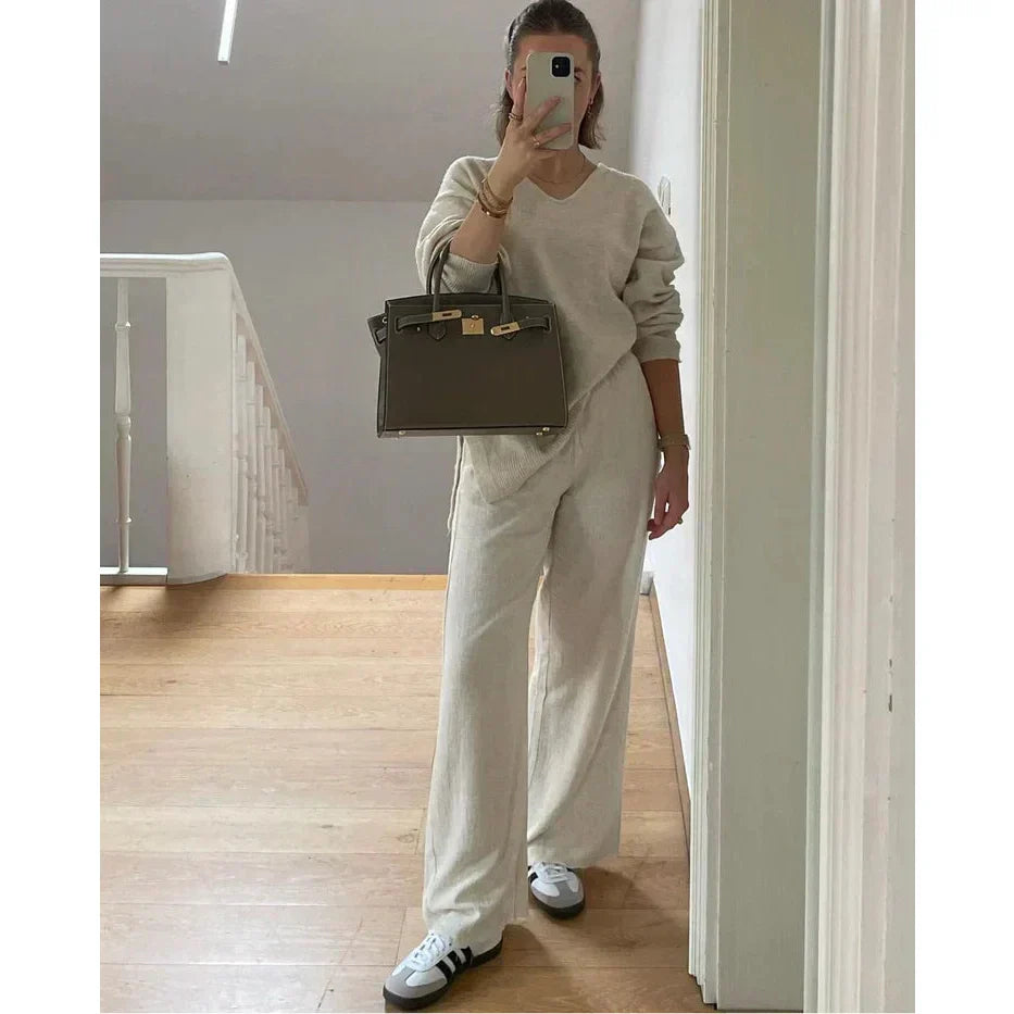 Bolso con reparticiones gris verdoso con asa superior y herrajes metálicos