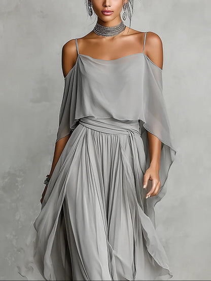 Conjunto gris con camiseta de tirantes y hombros al aire, y pantalón holgado plisado