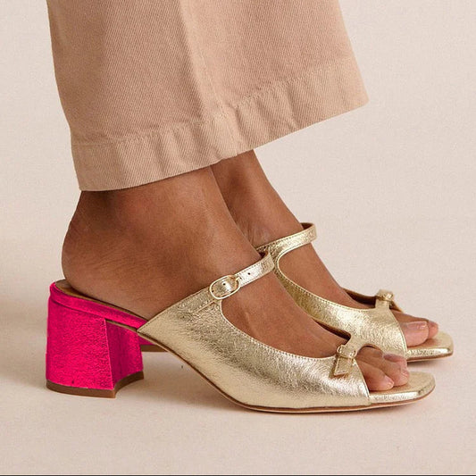 Sandalias de tacón medio en dorado metalizado, con tira tipo T y hebilla
