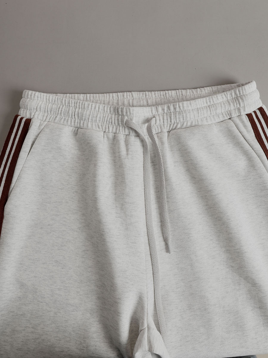 Pantalón de chándal gris claro con cinturilla elástica y franja lateral
