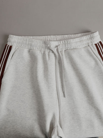Pantalón de chándal gris claro con cinturilla elástica y franja lateral