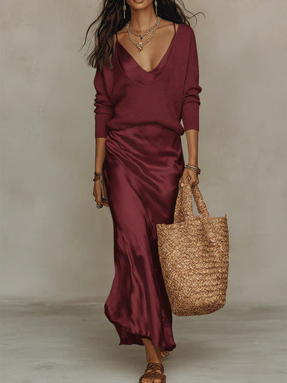 Vestido midi satinado burdeos con parte superior de jersey de cuello en V