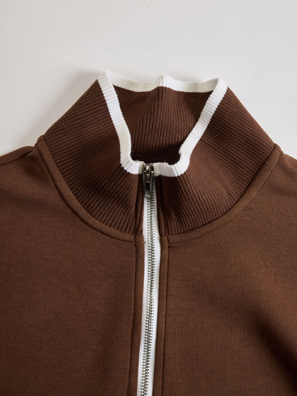 Sudadera marrón con media cremallera y cuello acanalado blanco
