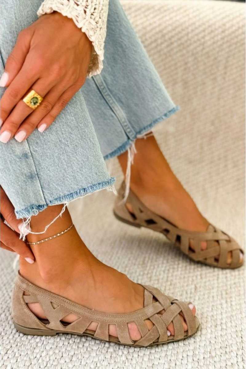 Sandalias beige con trenzado de tiras y puntera abierta, suela baja