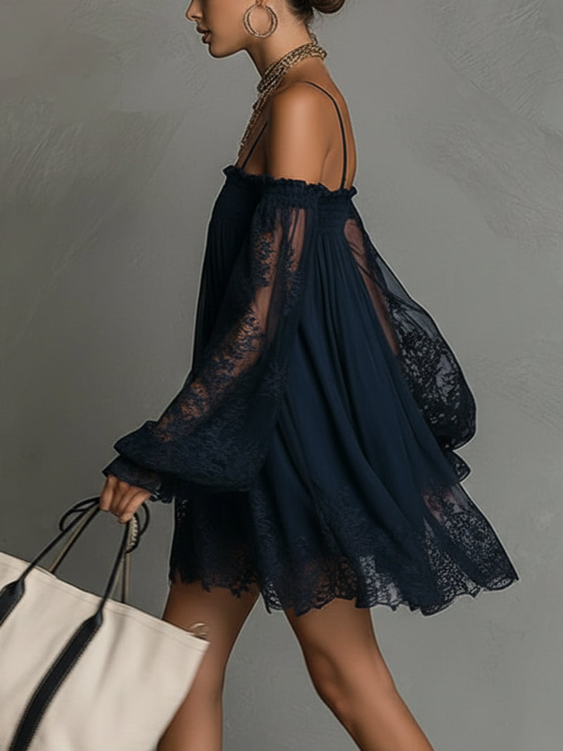 Vestido mini azul marino con volante fruncido en el escote y mangas de encaje
