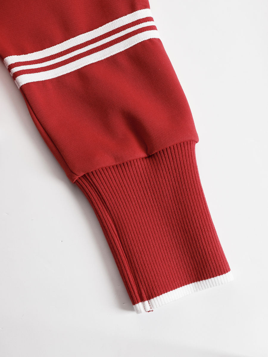 Pantalón de punto acanalado rojo con ribete de rayas blancas en la cadera
