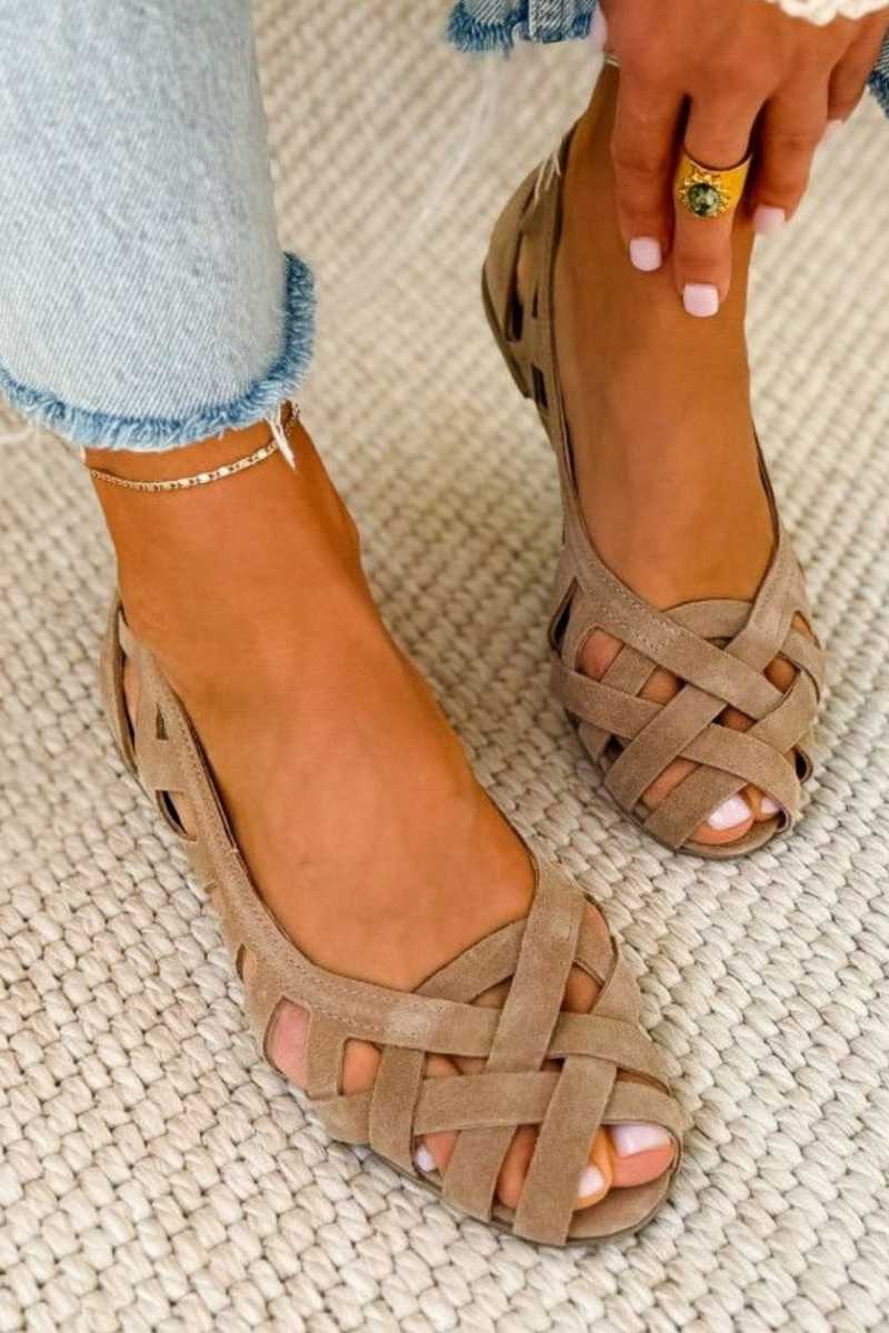 Sandalias de ante trenzado color taupe con talón abierto y tiras cruzadas