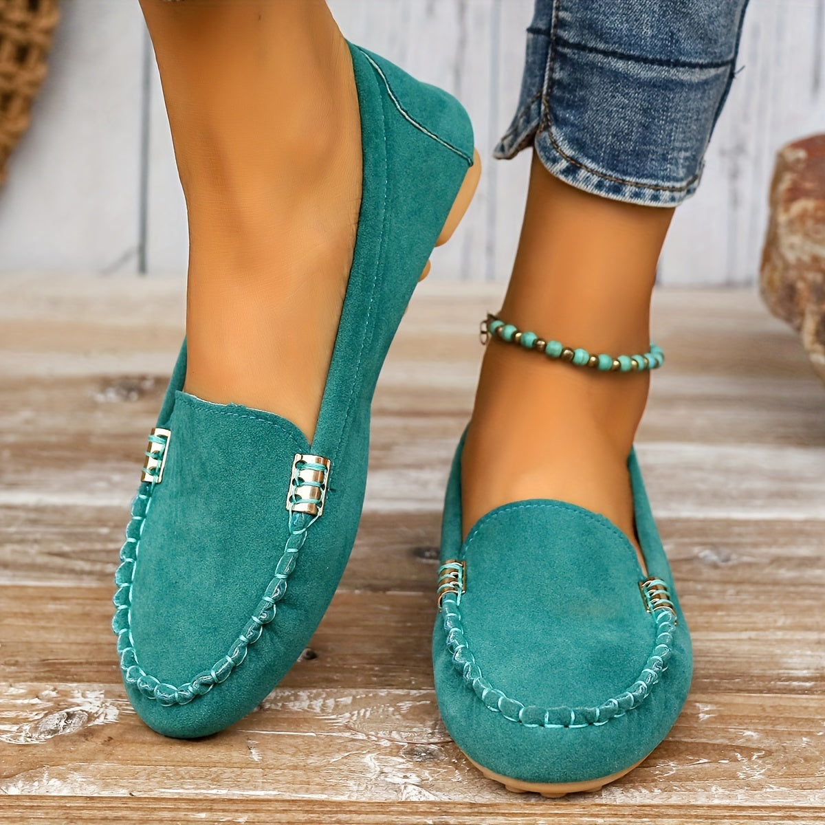 Bailarinas tipo mocasín Kaia de ante verde esmeralda, con detalle metálico en la pala