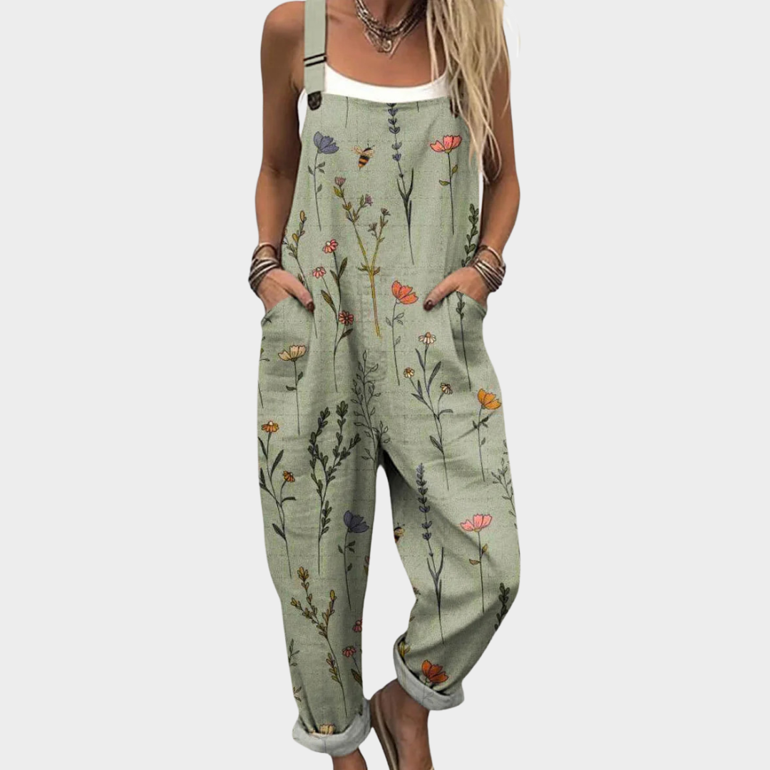 Salopeta de mujer verde con tirantes y estampado floral, bolsillos frontales