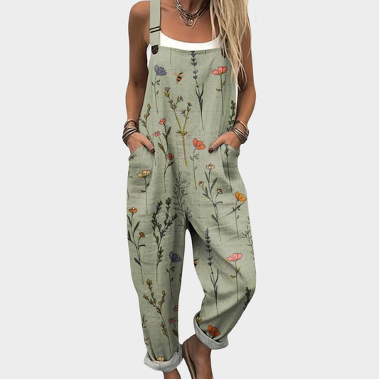 Salopeta de mujer verde con tirantes y estampado floral, bolsillos frontales