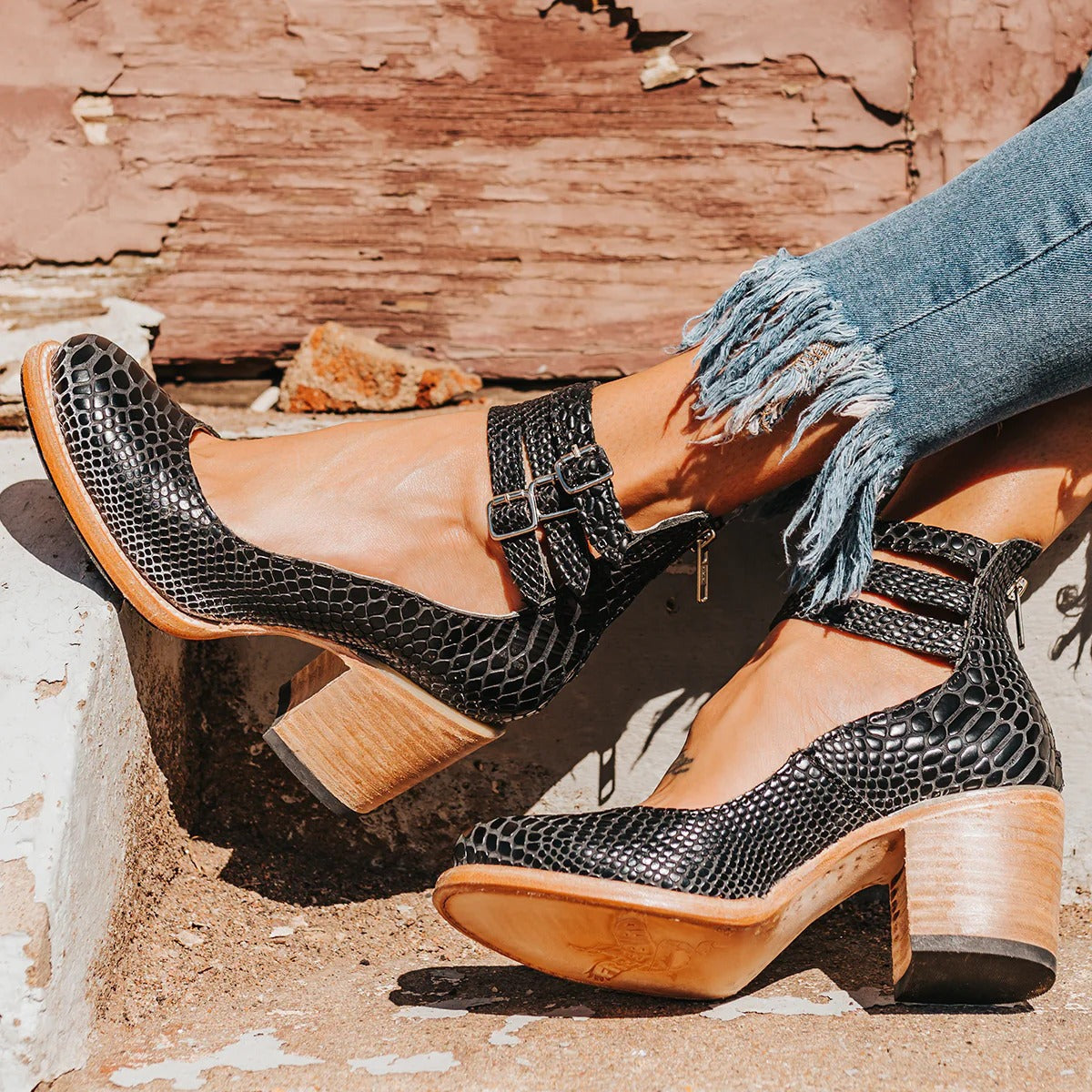 Zapatos de tacón negros efecto serpiente con pulsera doble y hebilla