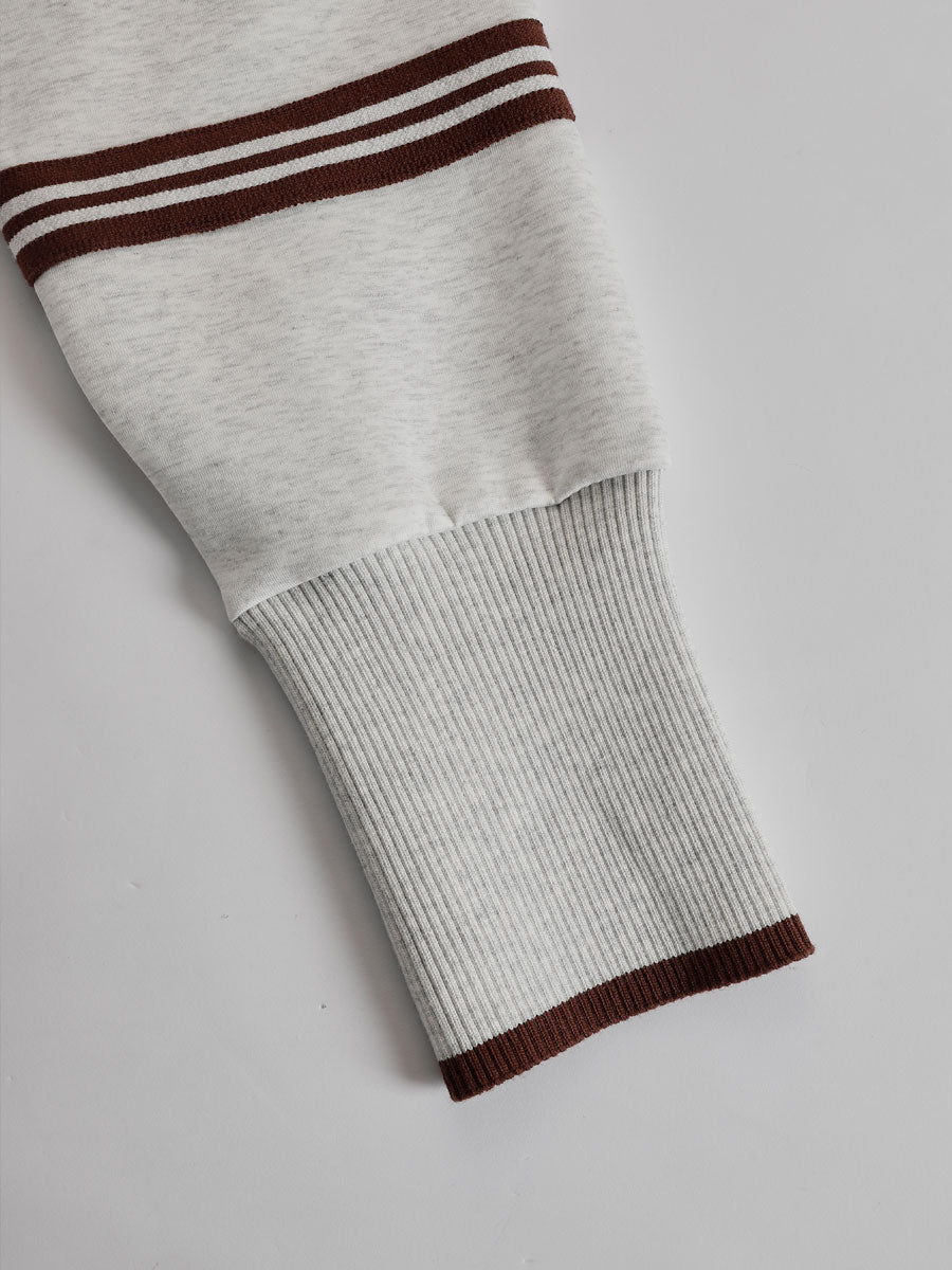 Bajo de pantalón gris claro con franja y acabado acanalado
