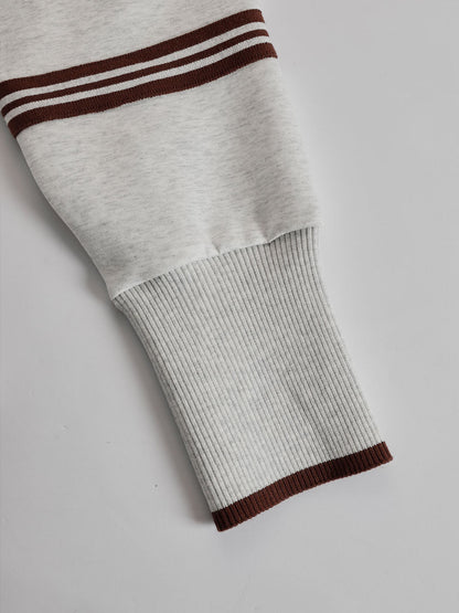 Bajo de pantalón gris claro con franja y acabado acanalado