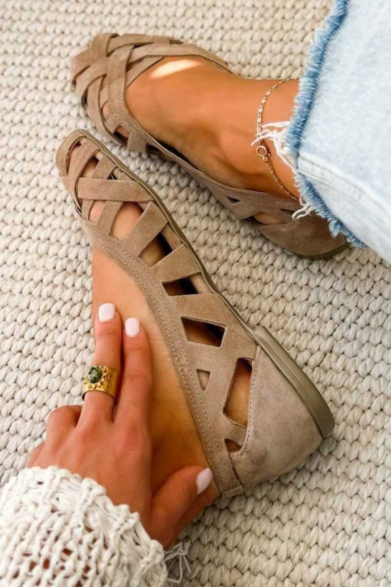 Sandalias tipo alpargata beige con trenzado de tiras y detalles recortados, suela baja
