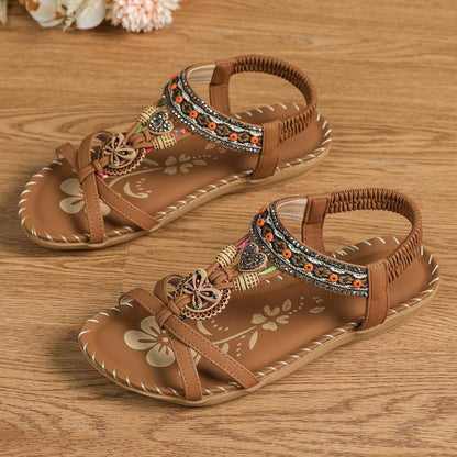 Sandalias ortopédicas Ibiza camel con tiras marrones y adorno floral con pedrería.