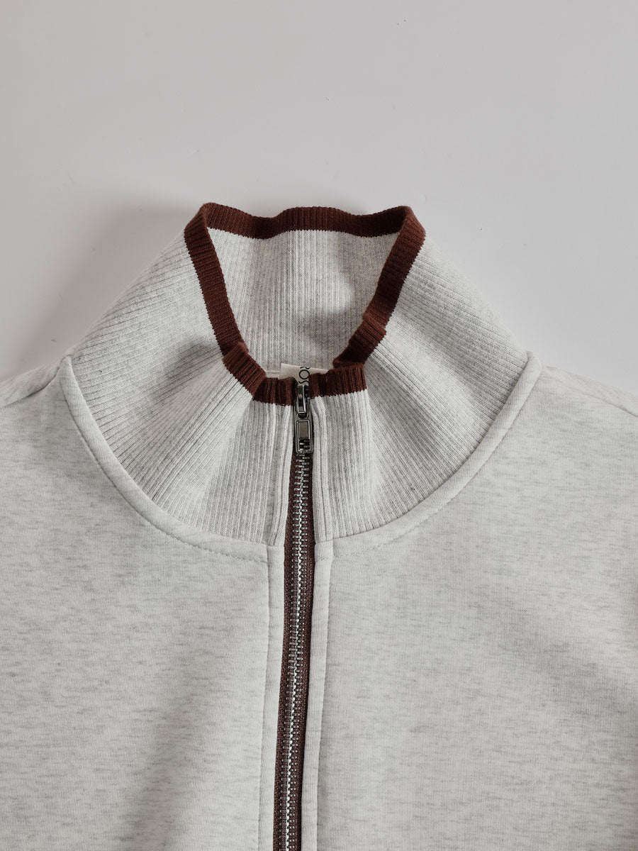 Sudadera gris clara de media cremallera con cuello acanalado y rayas