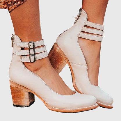 Zapatos de tacón blancos con tiras y hebilla rectangular sobre el empeine.