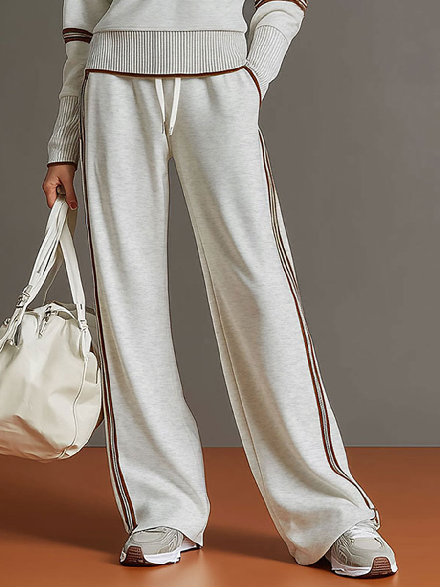 Conjunto deportivo color gris claro: pantalón de chándal con franja lateral