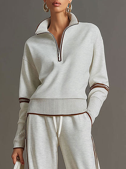 Conjunto deportivo gris claro: sudadera con media cremallera y puños a rayas