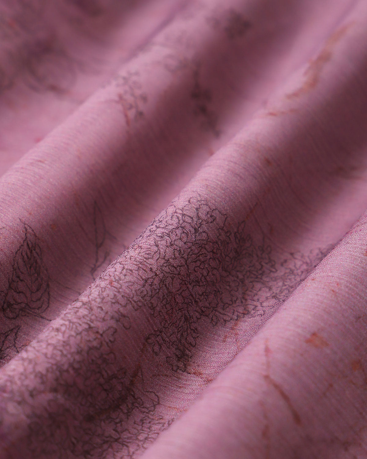 Tejido violeta con estampado floral y textura fina tipo encaje