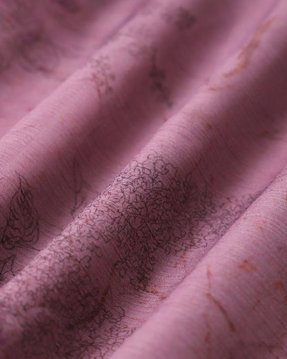 Tejido violeta con estampado floral y textura fina tipo encaje