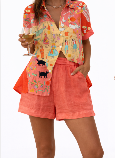 Conjunto de camisa estampada y short coral de tejido ligero