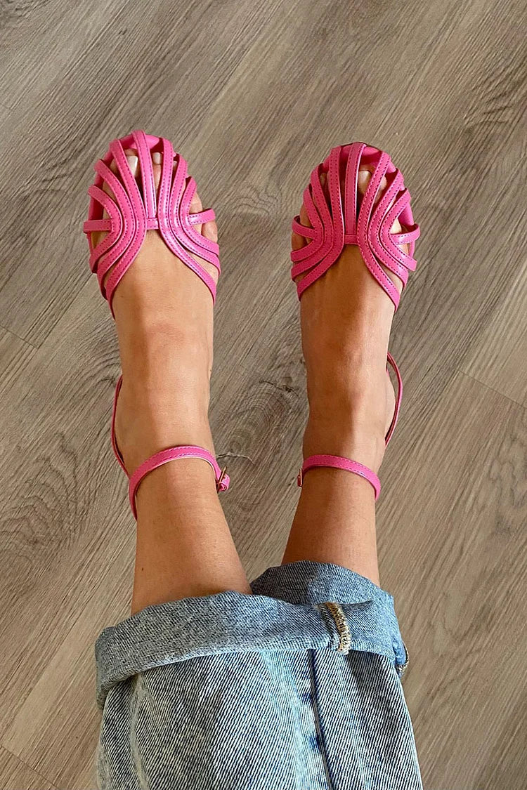 Sandalias fucsia con tiras trenzadas en el empeine y pulsera ajustable al tobillo.