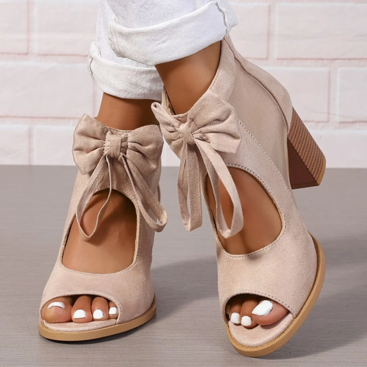 Sandalias beige de ante con lazos en el empeine y tacón bloque