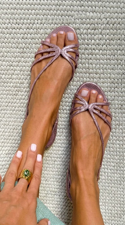 Sandalias beige con tiras entrecruzadas plateadas y puntera abierta