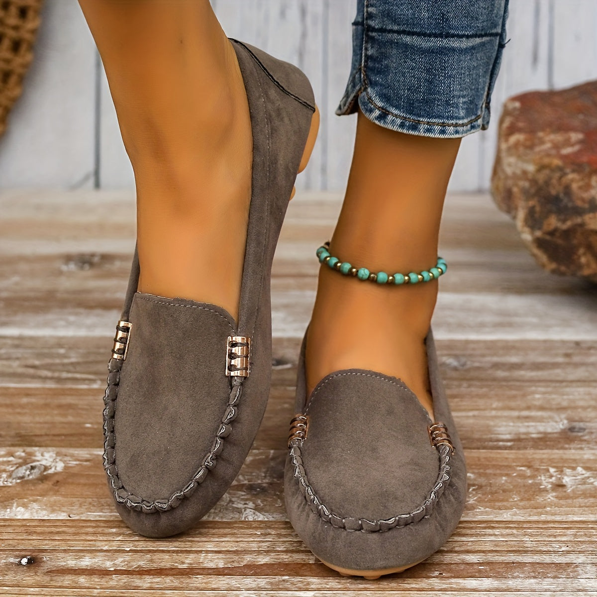 Bailarinas tipo mocasín Kaia de ante gris topo, con hebillas metálicas en la pala