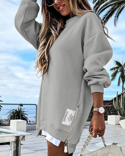 Vestido tipo sudadera gris claro de manga larga con abertura lateral y etiqueta