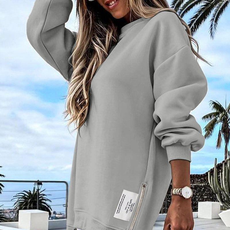 Vestido tipo sudadera gris claro de manga larga con cremallera lateral y etiqueta frontal