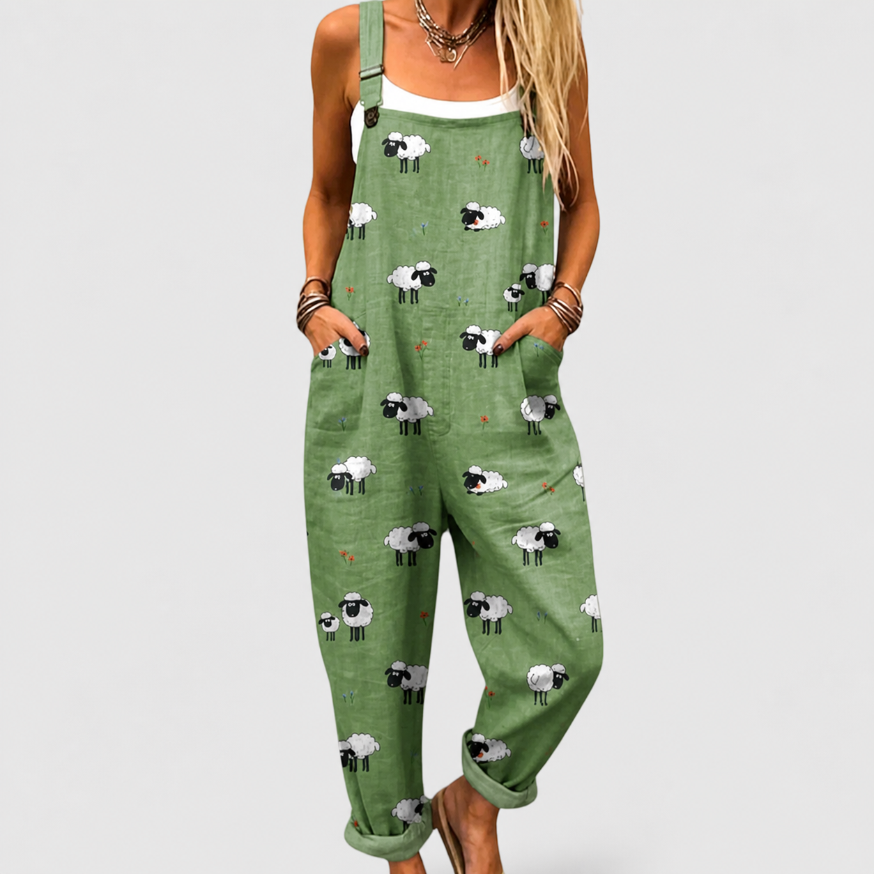 Salopeta de mujer verde con estampado de ovejas, tirantes ajustables y peto frontal
